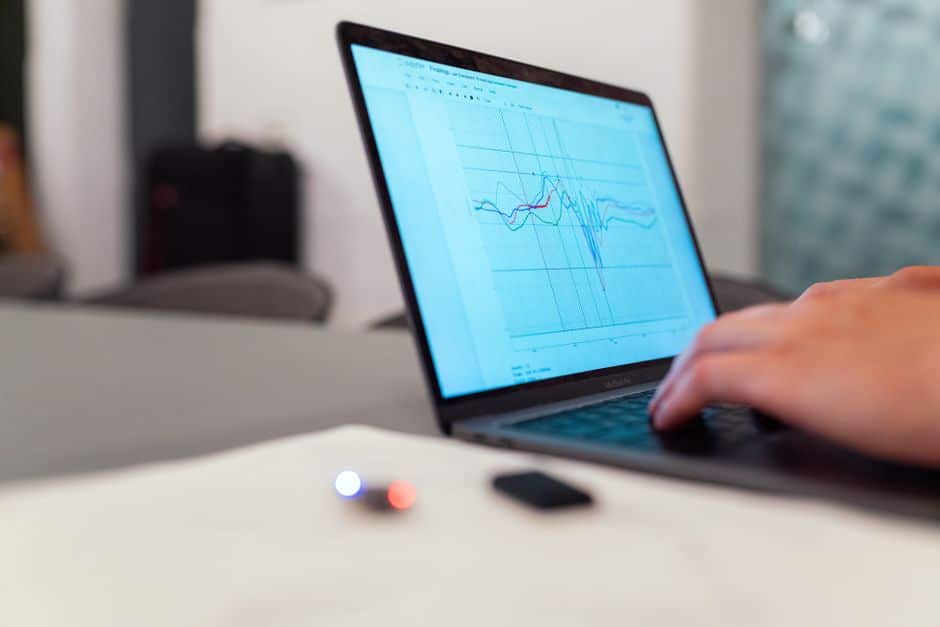 Courbes de suivi de trafic analysées sur un écran d'ordinateur portable