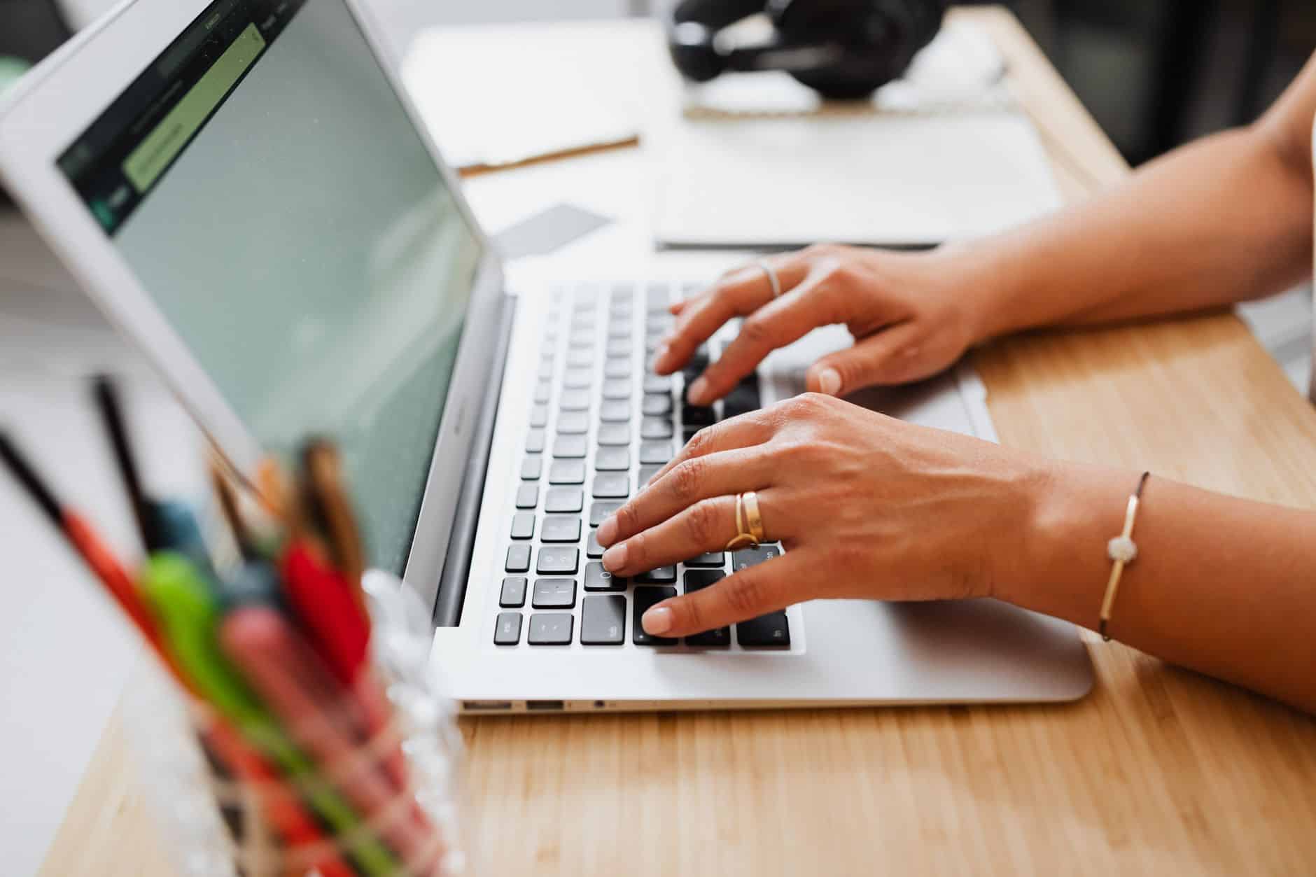 Un rédacteur ajuste le title et la meta description d'une page sur son ordinateur